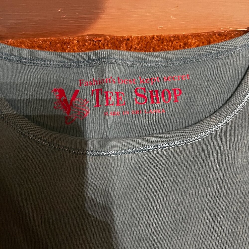 Lot of 2 womans t-shirts, Victoria's Secret Tee Shop and Moda International - Picture 5 of 5